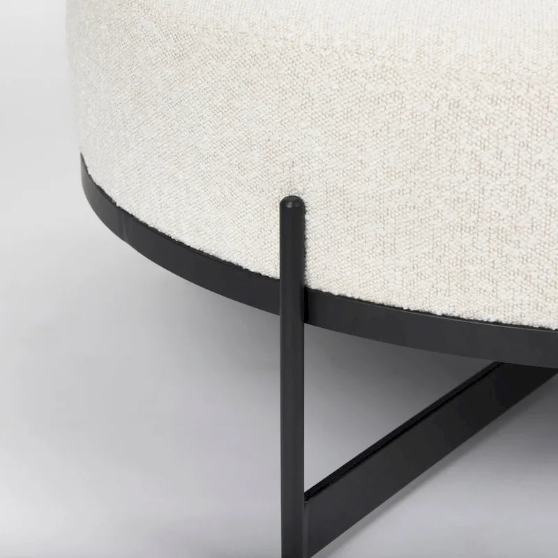 Pouf rotondo Amelia in tessuto bouclé crema con struttura in metallo nero