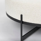 Pouf rotondo Amelia in tessuto bouclé crema con struttura in metallo nero