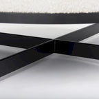 Pouf rotondo Amelia in tessuto bouclé crema con struttura in metallo nero