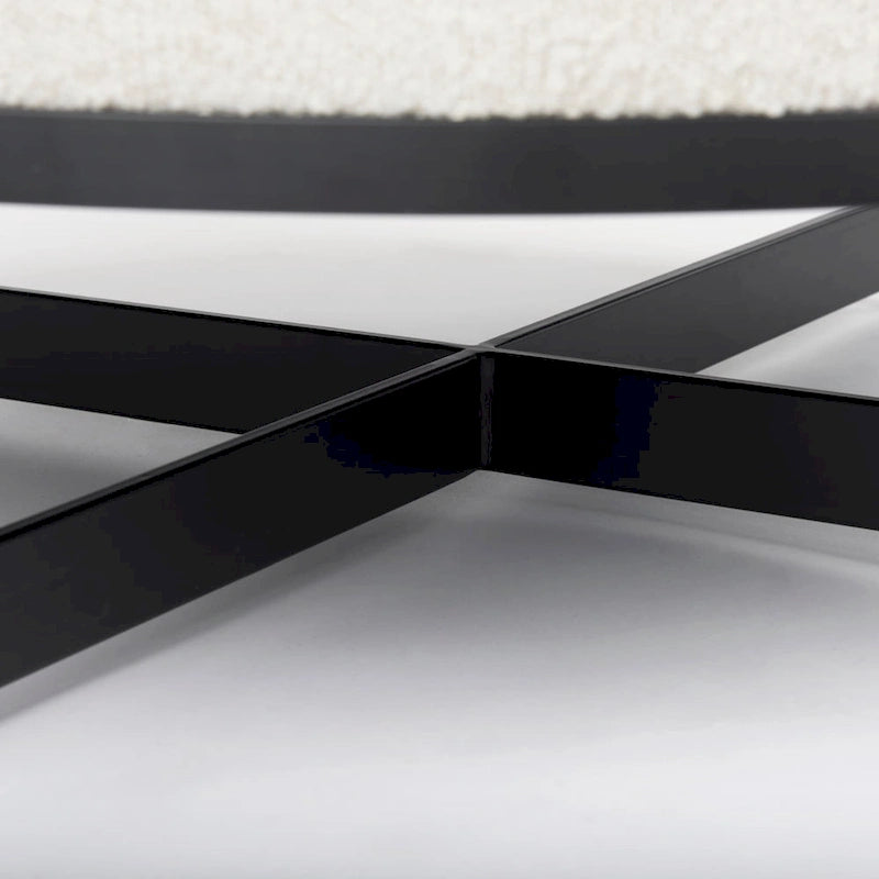 Pouf rotondo Amelia in tessuto bouclé crema con struttura in metallo nero