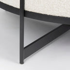 Pouf rotondo Amelia in tessuto bouclé crema con struttura in metallo nero