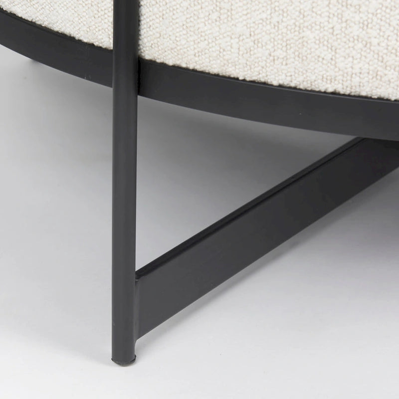 Pouf rotondo Amelia in tessuto bouclé crema con struttura in metallo nero