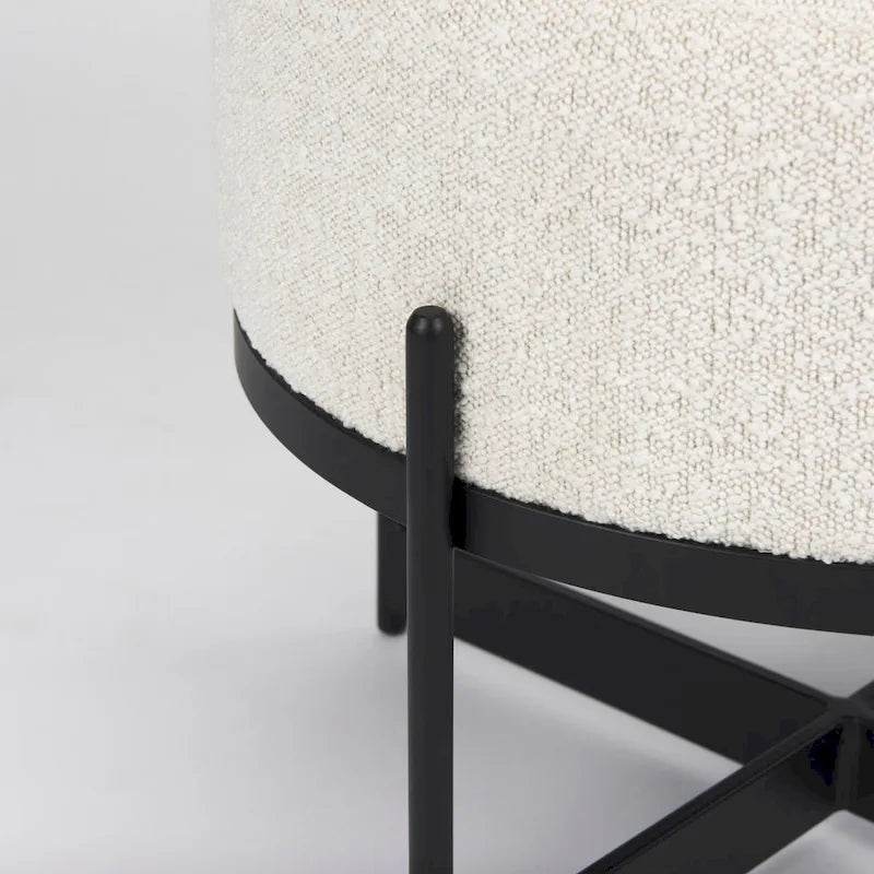 Pouf rotondo Amelia in tessuto bouclé crema con struttura in metallo nero