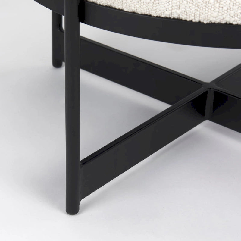 Pouf rotondo Amelia in tessuto bouclé crema con struttura in metallo nero