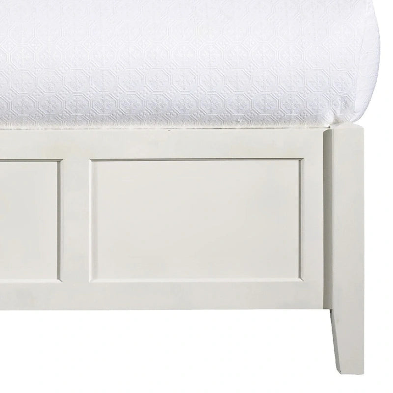 Letto matrimoniale basso in mogano massiccio, piano con bordo smussato, bianco